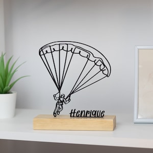 Rzeźba paralotniowa Skydive z drewnianą podstawą