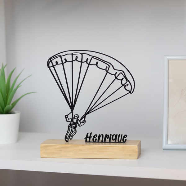 Sculpture de parachutisme en parapente avec socle en bois