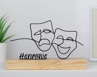 Teatermaskskulptur med träbas