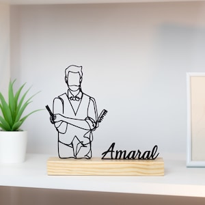 Escultura de barbero con base de madera
