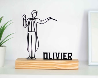 Scultura di direttore d'orchestra maschile con base in legno