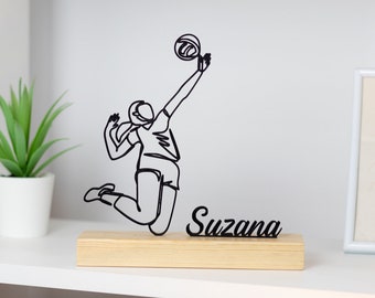 Escultura de mujer voleibolista con base de madera