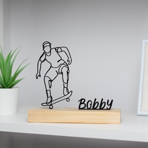 Escultura de Skater com Base de Madeira