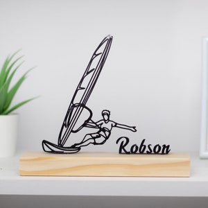 Windsurfing Skulptur mit Holzsockel