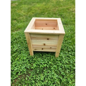 Handgefertigter Pflanzkasten aus Zedernholz für die Gartenarbeit im Innen- und Außenbereich Rustikales Design Quadrat Langlebig & Wetterbeständig | outdoor pflanzenkiste aus holz