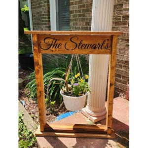 Support pour plante suspendue en bois - 36 po. de haut, à personnaliser avec le nom de famille ou un message de bienvenue, parfait pour accueillir le porche, décoration de patio extérieur, livraison gratuite