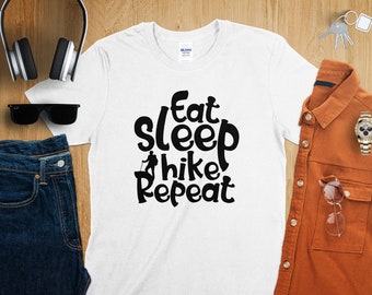 T-shirt pour passionné de randonnée - T-shirt graphique « Eat Sleep Hike Repeat » pour les aventures en plein air, cadeau parfait pour les randonneurs, chemise de randonnée confortable
