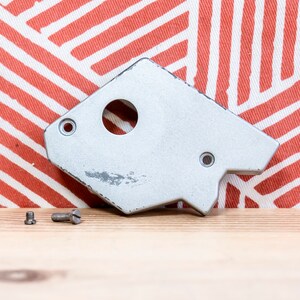 Olivetti Lettera 32 - ORIGINAL OLIVETTI Metall rechtes Seitenteil für Olivetti Lettera 32 und andere Olivetti Schreibmaschine - Olivetti Spare Part