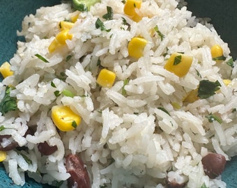 Riz lyophilisé à la coriandre et au citron vert avec des haricots noirs et du maïs.