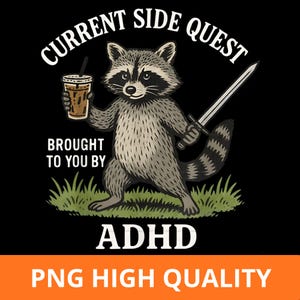 Könnte beinhalten: Illustration eines Cartoon-Waschbären auf schwarzem Hintergrund. Der Waschbär hält ein Kaffeegetränk in der einen Hand und ein Schwert in der anderen. Der Text lautet "CURRENT SIDE QUEST BROUGHT TO YOU BY ADHD". Darunter steht "PNG HIGH QUALITY".