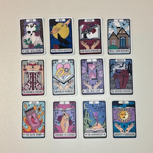 Adesivo de carta de tarô Bookish Trope