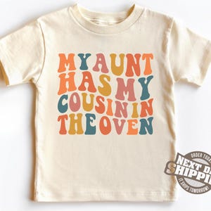 Camiseta infantil &quot;Minha tia tem meu primo no forno&quot;, camiseta retrô &quot;Revelação de gravidez&quot;, camiseta &quot;Groovy Cousin in the Oven&quot;, anúncio de gravidez da tia