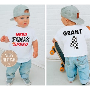 以下が含まれることがあります： レースをテーマにした白いTシャツ2枚。1枚は「Need Four Speed」とタイヤとチェッカーフラッグのグラフィックが書かれている。もう1枚は「Grant」とチェッカーフラッグのデザインで「4」の数字が書かれている。