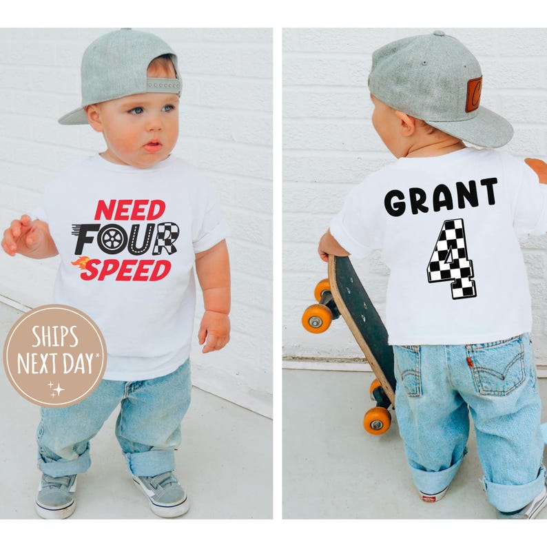 以下が含まれることがあります： レースをテーマにした白いTシャツ2枚。1枚は「Need Four Speed」とタイヤとチェッカーフラッグのグラフィックが書かれている。もう1枚は「Grant」とチェッカーフラッグのデザインで「4」の数字が書かれている。