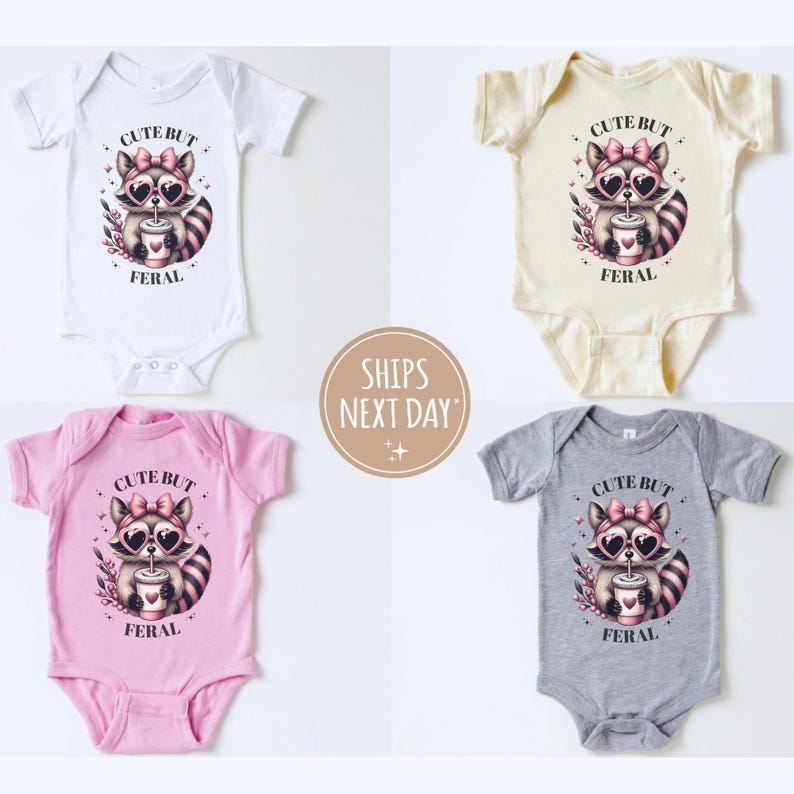Pu&ograve; includere: Quattro body per neonati bianchi, crema, rosa e grigi, ciascuno con una grafica di procione con occhiali da sole a forma di cuore e la scritta "CUTE BUT FERAL". Il procione tiene in mano una tazza di caff&egrave;. L'immagine include una grafica "SHIPS NEXT DAY".