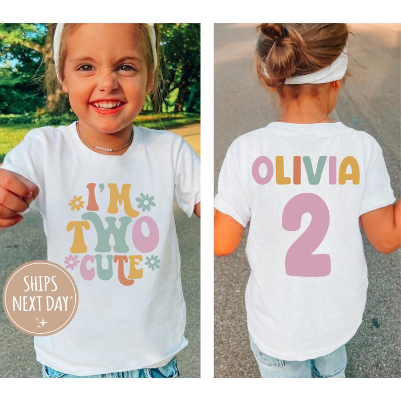 Może przedstawiać: Dwie białe koszulki z kolorowym tekstem w stylu retro. Jedna koszulka ma napis "I'm Two Cute" z kwiatami, a druga "Olivia 2".