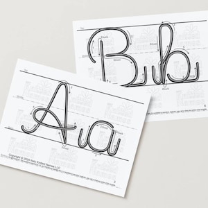 K&ouml;nnte beinhalten: Zwei wei&szlig;e Anleitungsvorlagen mit schwarzen Schreibschriftbuchstaben f&uuml;r A und B. Jeder Buchstabe enth&auml;lt nummerierte Pfeile und Richtungslinien, um die Bildung der Zeichen zu leiten. Die Seiten sind mit dem Text Knitted Names versehen.