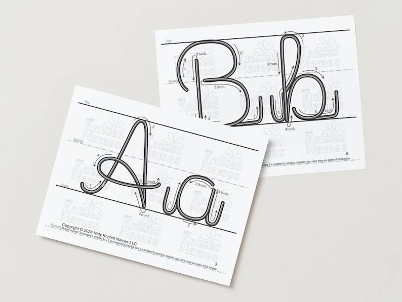 K&ouml;nnte beinhalten: Zwei wei&szlig;e Anleitungsvorlagen mit schwarzen Schreibschriftbuchstaben f&uuml;r A und B. Jeder Buchstabe enth&auml;lt nummerierte Pfeile und Richtungslinien, um die Bildung der Zeichen zu leiten. Die Seiten sind mit dem Text Knitted Names versehen.