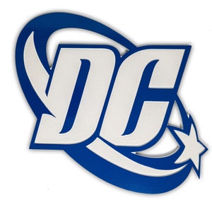 Può includere: Un logo blu e bianco con le lettere "DC" in un font stilizzato. Il logo presenta una stella e una linea curva.