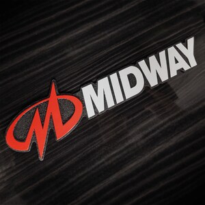 Grawerowany znak z logo Midway – Retro Arcade Wall Display