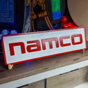 Grawerowany znak z logo NAMCO – Retro Arcade Wall Display