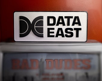 Letrero con el logotipo de Data East grabado – Arte mural de videojuegos arcade retro