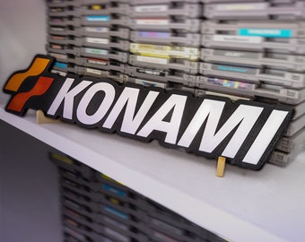 Placa de madeira grande com o logotipo da Konami – Arte de parede retrô para jogos gravada em CNC – Decoração clássica de fliperama