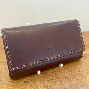 Magnífico monedero organizador vintage grande de cuero marrón, de tres pliegues, hecho a mano, un práctico regalo para ella.