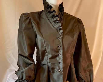 Blusa vintage de tafetán negro de los 80: Manga abullonada, cuello con volantes, opulencia nocturna