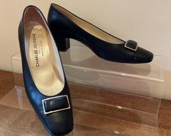 Zapatos de tacón vintage Charles Jourdan de piel negra con hebilla y punta cuadrada, fabricados en Francia.
