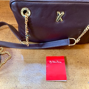 Vintage Paloma Picasso Schultertasche in dunklem Pflaumen Lila mit Leder und schweren Goldketten-Doppelriemen. Passender Gürtel erhältlich.