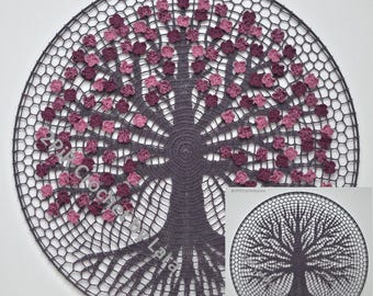 Peut inclure: Une tenture murale circulaire au crochet représentant un arbre. Le tronc et les branches de l'arbre sont gris foncé, avec des accents de fleurs roses et violettes. Le fond est un motif ajouré gris foncé. Le texte "@2PiRCrochetbyLara" est visible.
