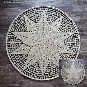 Può includere: Un centrino beige, circolare, all'uncinetto con un grande disegno a stella a otto punte al centro. La stella è circondata da un motivo a ragnatela. Il centrino è esposto su una superficie di legno scuro. Una versione più piccola del centrino si trova nell'angolo in basso a destra.