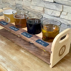 Voo de cerveja de nogueira artesanal com detalhes em cereja - personalização gratuita, suporte para copo de cerveja, copos de cerveja gravados opcionais