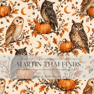 Könnte beinhalten: Ein nahtloses Muster mit Eulen, orangefarbenen Kürbissen, Herbstblättern, Eicheln und Mondsicheln auf cremefarbenem Grund. Der Text MARTIN THAI FINDS und DIGITAL DOWNLOAD ist mittig über das sich wiederholende Grafikdesign gelegt.