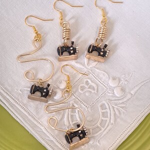 Schwarz-goldene emaillierte Retro-Nähmaschinen-Charm-Ohrringe für Näherinnen, Bastler, Näherinnen und Quilterinnen.