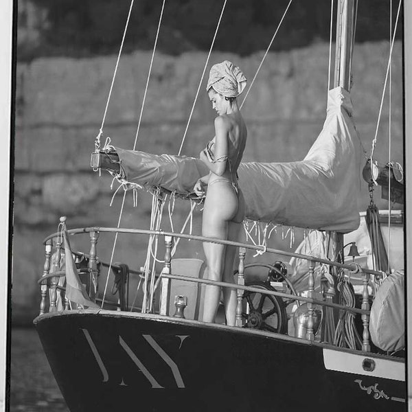 Art mural imprimable bikini voilier noir et blanc - décoration yacht, impression plage d'été, femme nautique, photographie de bateau, décoration d'intérieur côtière