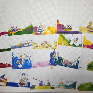 Könnte beinhalten: Eine Sammlung von zwanzig einzelnen Blättern aus weißem kariertem Papier, die jeweils eine einzigartige, farbenfrohe Cartoon-Illustration von kleinen weißen Mäusen zeigen, die verschiedenen Aktivitäten nachgehen, wie Musizieren oder Entspannen.