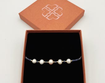 Pulseira com detalhes em pérola e safira azul