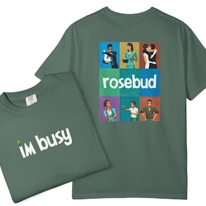 Puede incluir: Una taza de cerámica blanca con un asa negra y el texto "But First, Coffee" en un estilo manuscrito. La taza está sobre una superficie blanca. La taza mide aproximadamente 10 cm de alto.