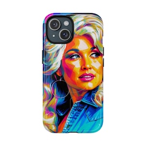 Könnte beinhalten: Eine Smartphone-Hülle mit einem farbenfrohen Pop-Art-Porträt einer Person mit voluminösem blondem Haar, blauen Augen und einem Creolen-Ohrring. Die Person trägt ein blaues Hemd mit Kragen, dargestellt in kräftigen, geometrischen Formen in Gelb, Pink und Blau.