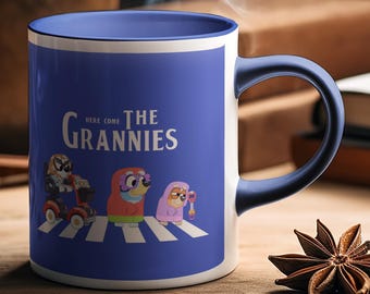Caneca de cerâmica "Here Come The Grannies Beatles Abbey Road" para café ou chá, presente para ele ou para ela, inspirada em Bluey - Escolha de cores, personalizada.