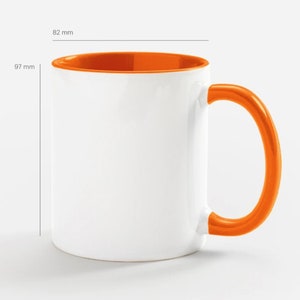 Pode incluir: Uma caneca de cer&acirc;mica branca com uma borda e uma al&ccedil;a laranja. A caneca tem 9,7 cm de altura e 9,1 cm de largura.