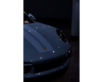 Affiche de voiture, Porsche 911 GTR RS, impression d'art verticale mate, bleu ciel, fond sombre, décoration murale, art automobile, cadeau pour fan de course automobile, voiture