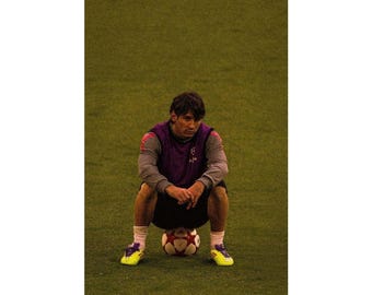 Impression d'affiche, oeuvre d'art ballon de football Lionel Messi, décoration verticale mate, cadeau pour fan de sport, impression d'art mural, décoration murale de joueur de football