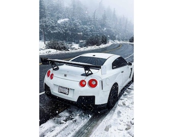 Poster de voiture, Nissan GTR blanche dans la neige, impression d'art verticale mate, cadeau pour amateur de voiture, décoration murale automobile, oeuvre d'art automobile