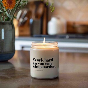 Work hard so you can shop harder | Lustige Kerze | Handgefertigt aus Sojawachs in DE