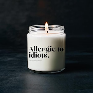 Alergia na idiotów – Śmieszna świeca zapachowa z napisem | Zabawny pomysł na prezent dla przyjaciół, współpracowników i współlokatorów | Ręcznie robiona świeca z wosku sojowego w 3 kolorach