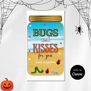 Op de afbeelding: Een printbare kaart met een illustratie van een pot en de tekst "Bugs and Kisses for you. Love, Angelina". De pot is gevuld met blauwe lucht, rode lieveheersbeestjes, groene rupsen en witte hartjes. De kaart heeft een witte achtergrond en een zwarte rand.