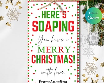 Op de afbeelding: Een wit cadeau-etiket met rode en groene strepen en stippen. De tekst op het etiket luidt "Here's Soaping You Have a Merry Christmas! With love, From: Angelina".